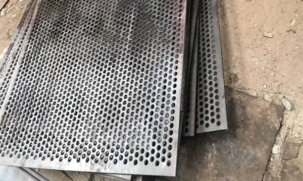 經(jīng)過(guò)校平以后的沖孔網(wǎng)